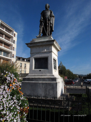 Piédestal statue Général Delzons Aurillac